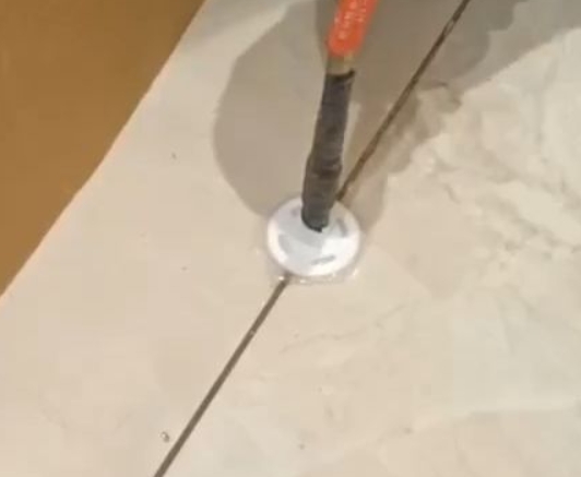 石城瓷砖空鼓维修公司专业解答瓷砖在铺贴过程中，如果没有涂抹均匀到位的粘结材料（如水泥砂浆或瓷砖胶），可能会导致以下问题