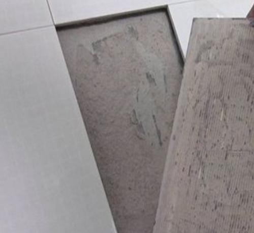 石城瓷砖空鼓维修公司分享瓷砖铺贴时如果打浆（即涂抹在瓷砖背面和基层上的砂浆或瓷砖胶）过少，会带来以下问题